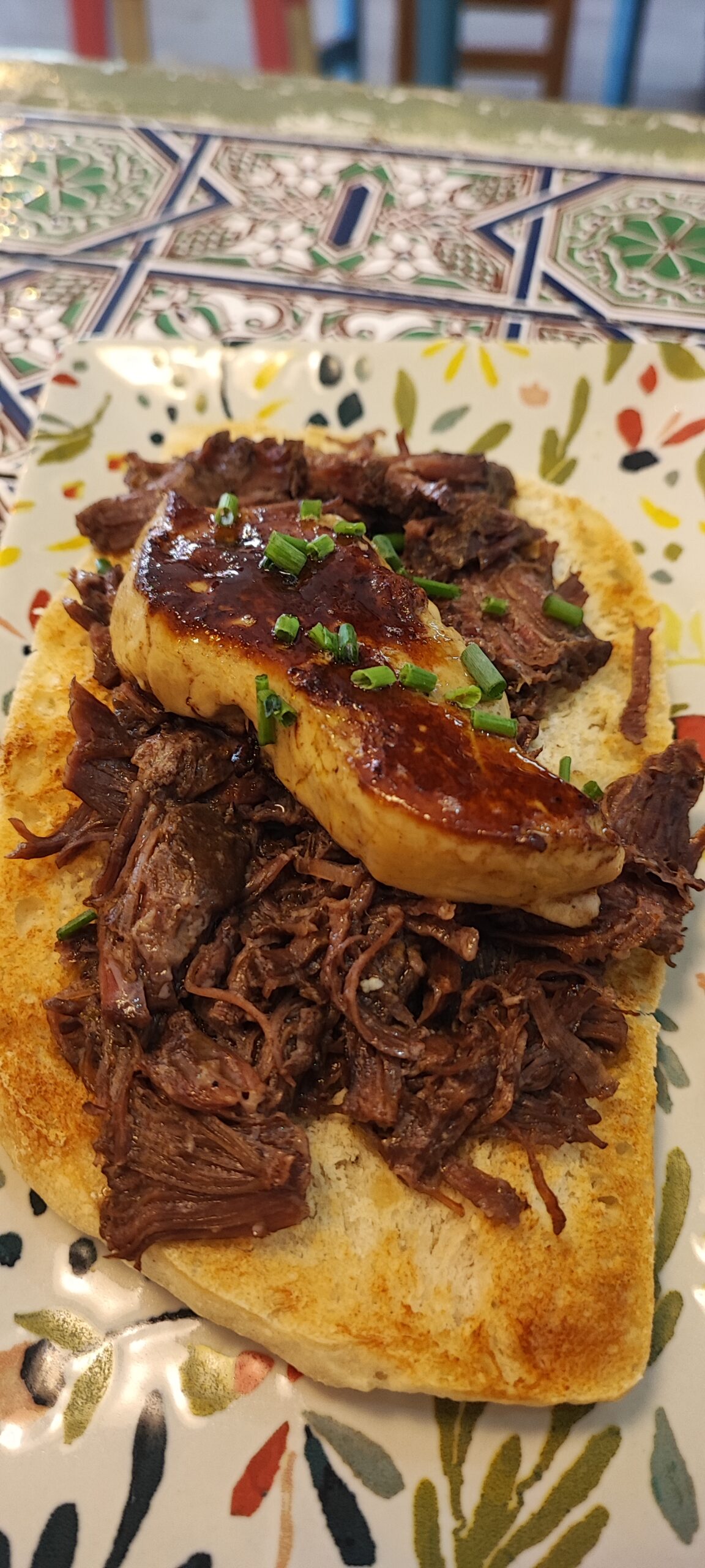 Tosta de carne mechada con foie