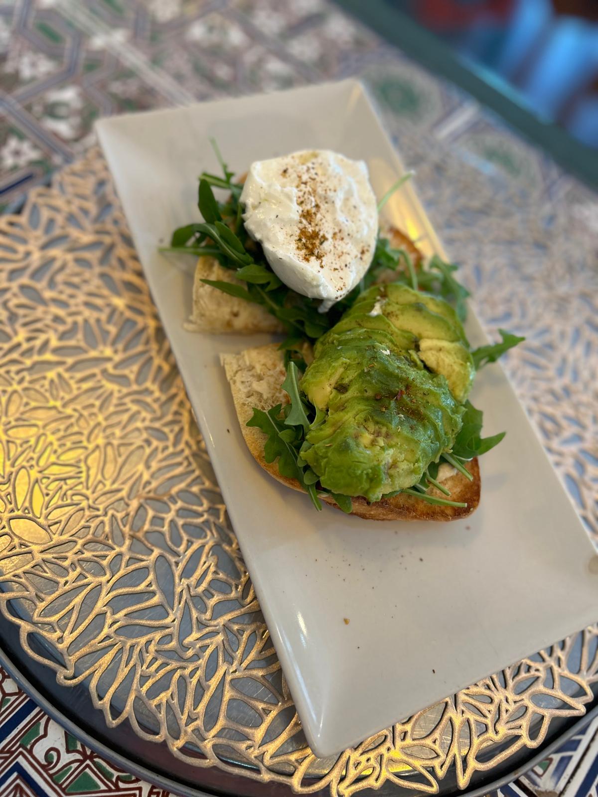 Tostada de aguacate con huevo poché