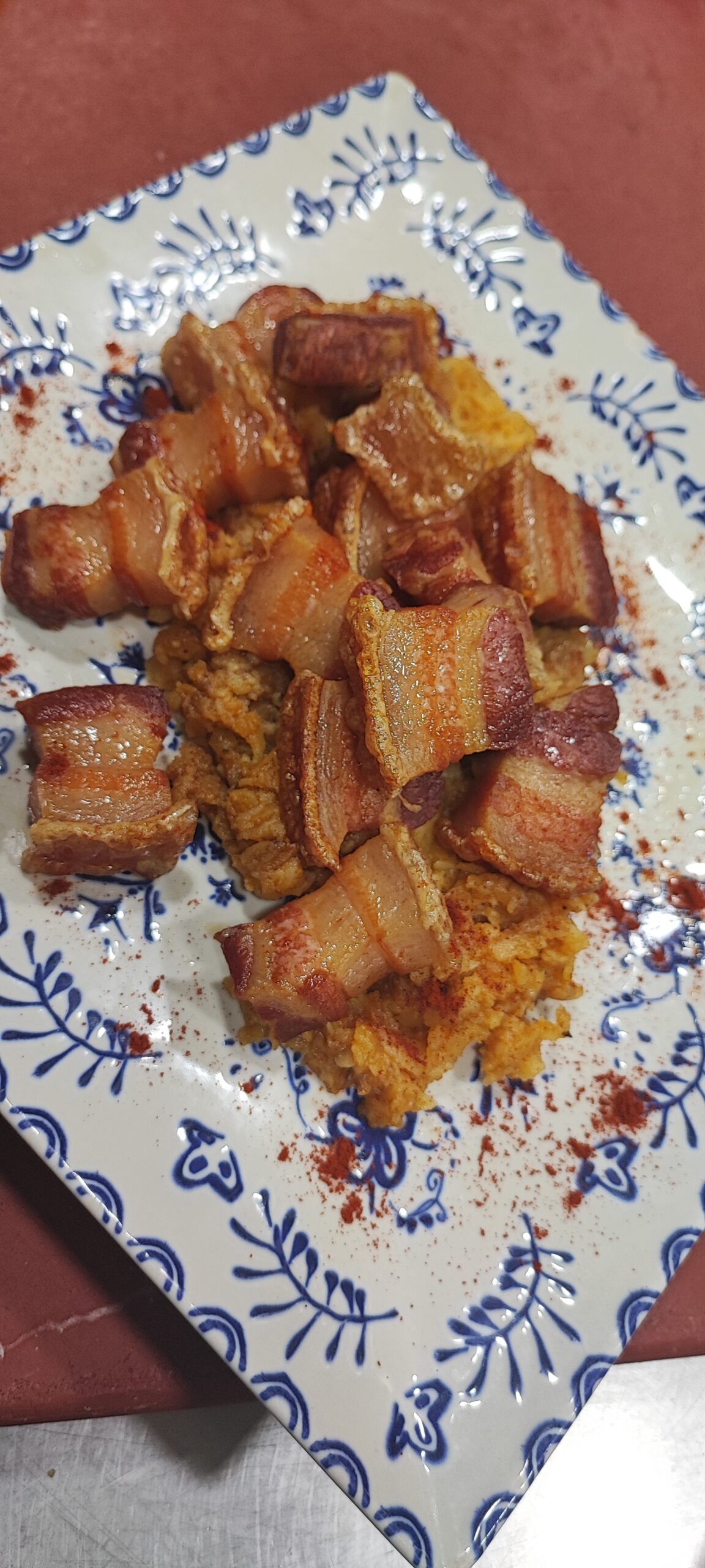 Torreznos con patatas revolconas